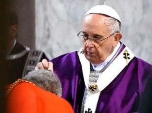 Papa Francesco impone ceneri